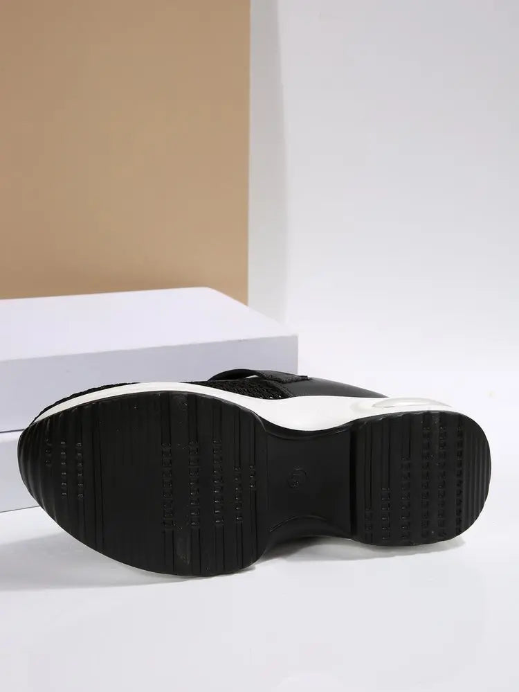 Close-up view of the black rubber outsole and white platform sole of Baxar women's breathable platform sneakers, showcasing the traction pattern and air cushion heel detail.